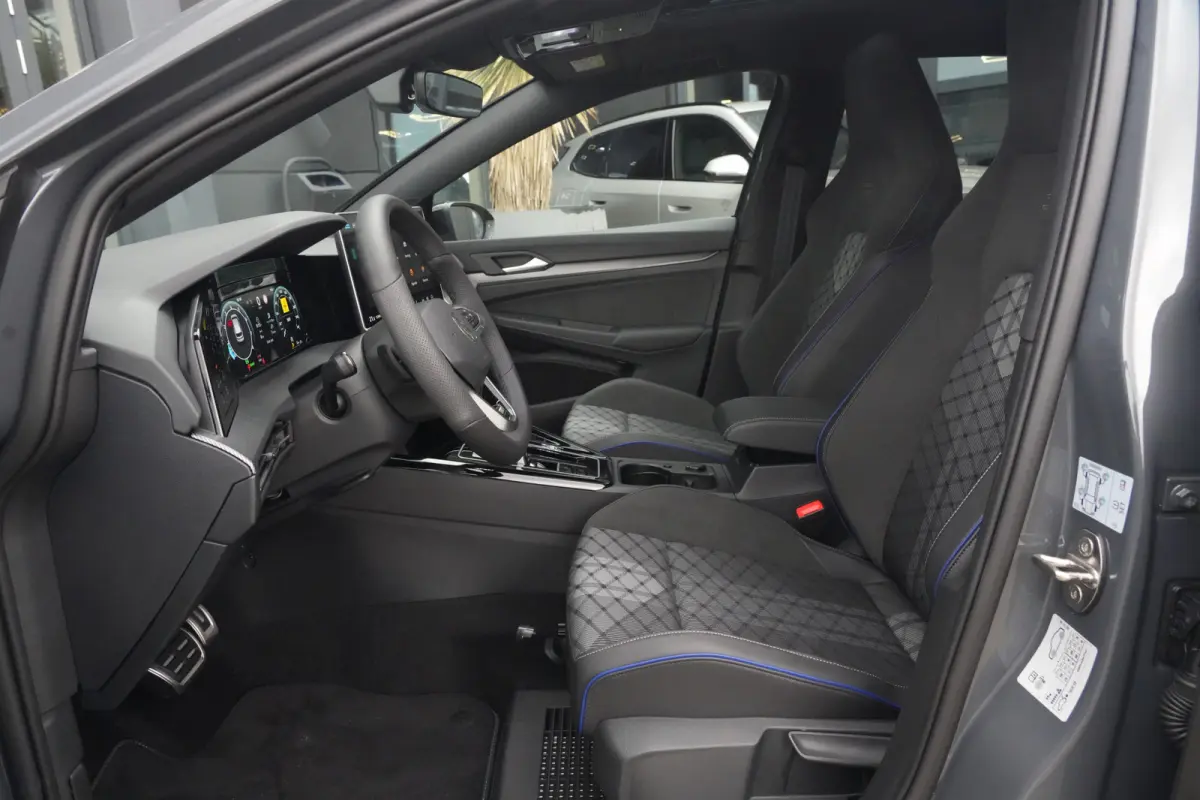 1.5 eTSI R-Line Edition | 150 PK | DSG | PANO | 360° CAMERA | LED | ACC Sportief, modern en bijzonder compleet: deze Volkswagen Golf 1.5 eTSI R-Line uit 2026 combineert de sportieve uitstra