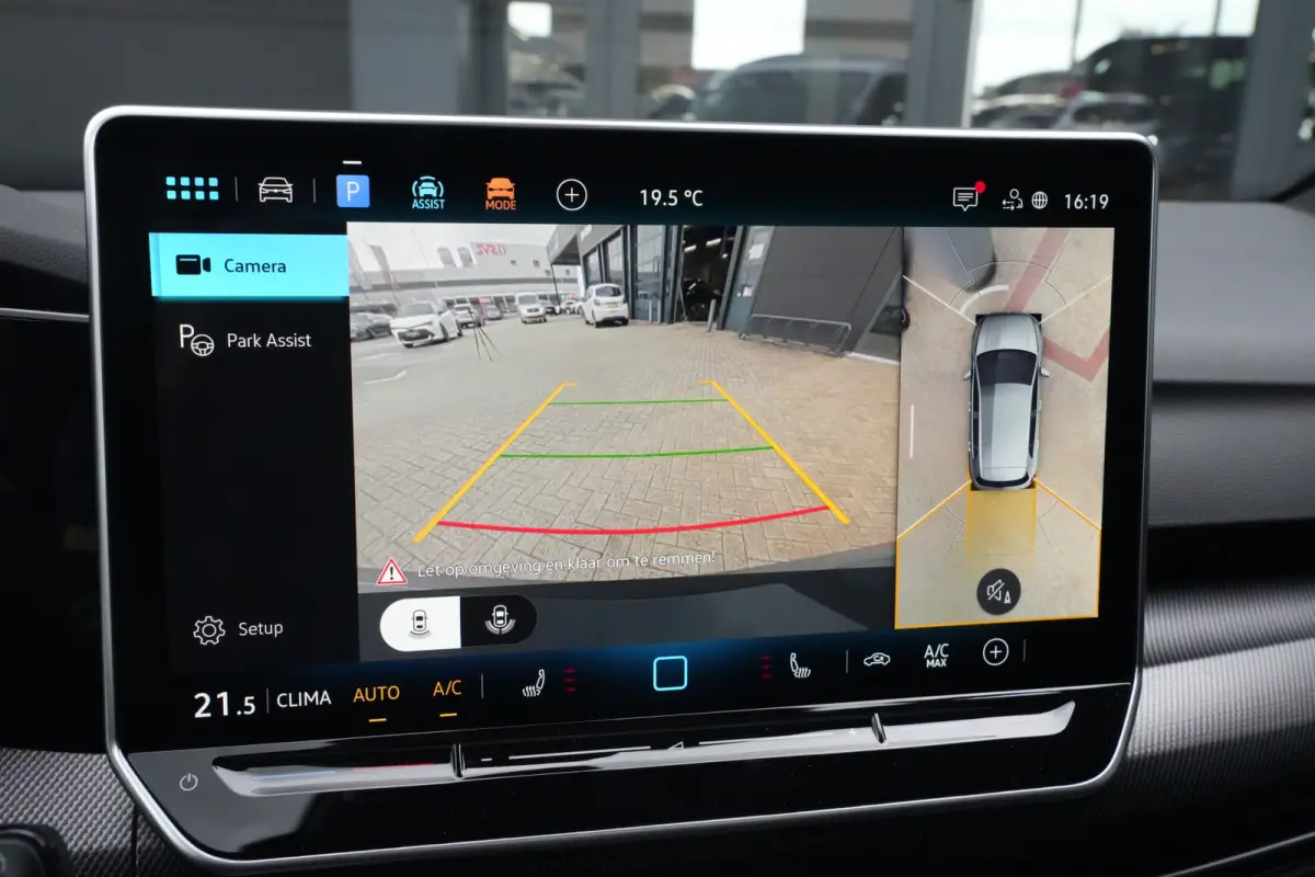 1.5 eTSI R-Line Edition | 150 PK | DSG | PANO | 360° CAMERA | LED | ACC Sportief, modern en bijzonder compleet: deze Volkswagen Golf 1.5 eTSI R-Line uit 2026 combineert de sportieve uitstra