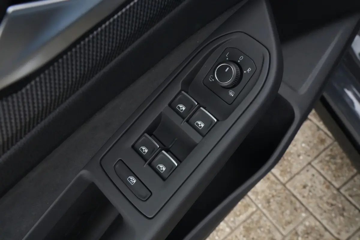 1.5 eTSI R-Line Edition | 150 PK | DSG | PANO | 360° CAMERA | LED | ACC Sportief, modern en bijzonder compleet: deze Volkswagen Golf 1.5 eTSI R-Line uit 2026 combineert de sportieve uitstra