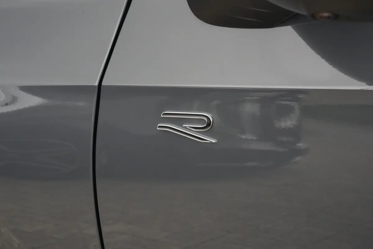 1.5 eTSI R-Line Edition | 150 PK | DSG | PANO | 360° CAMERA | LED | ACC Sportief, modern en bijzonder compleet: deze Volkswagen Golf 1.5 eTSI R-Line uit 2026 combineert de sportieve uitstra