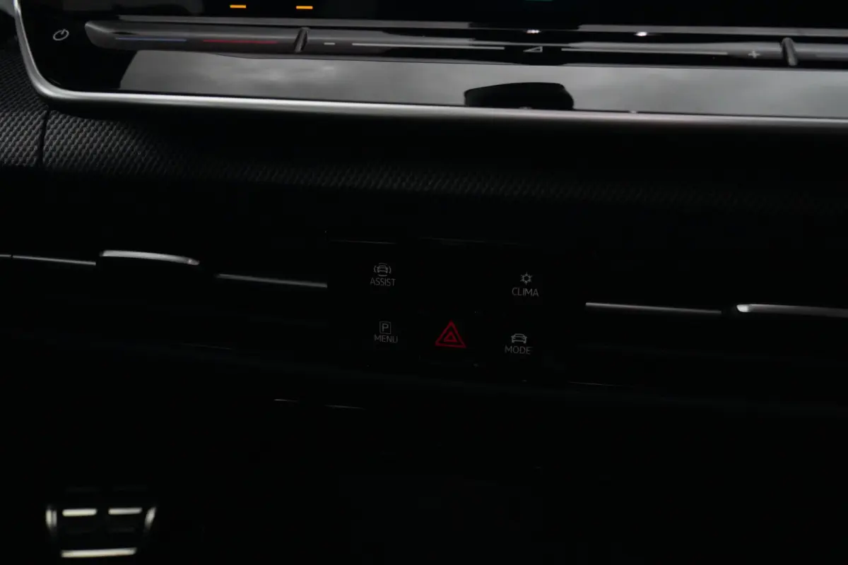1.5 eTSI R-Line Edition | 150 PK | DSG | PANO | 360° CAMERA | LED | ACC Sportief, modern en bijzonder compleet: deze Volkswagen Golf 1.5 eTSI R-Line uit 2026 combineert de sportieve uitstra