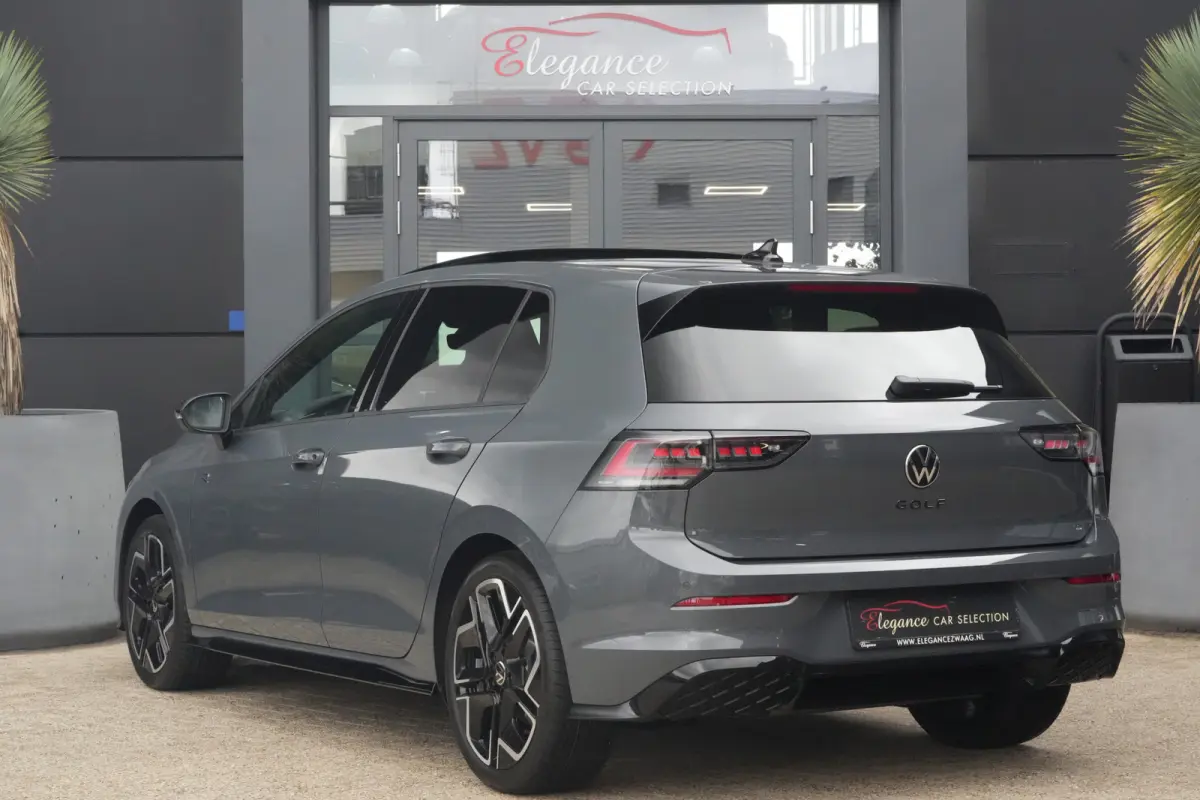 1.5 eTSI R-Line Edition | 150 PK | DSG | PANO | 360° CAMERA | LED | ACC Sportief, modern en bijzonder compleet: deze Volkswagen Golf 1.5 eTSI R-Line uit 2026 combineert de sportieve uitstra