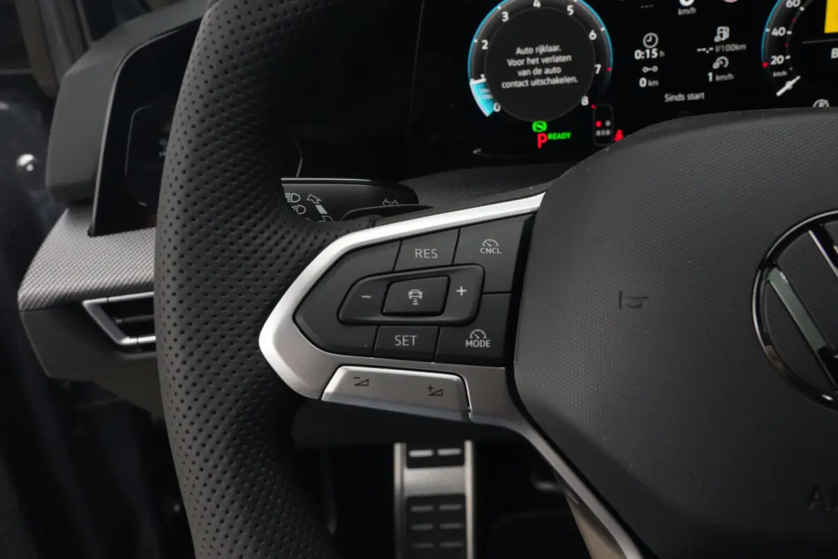 1.5 eTSI R-Line Edition | 150 PK | DSG | PANO | 360° CAMERA | LED | ACC Sportief, modern en bijzonder compleet: deze Volkswagen Golf 1.5 eTSI R-Line uit 2026 combineert de sportieve uitstra