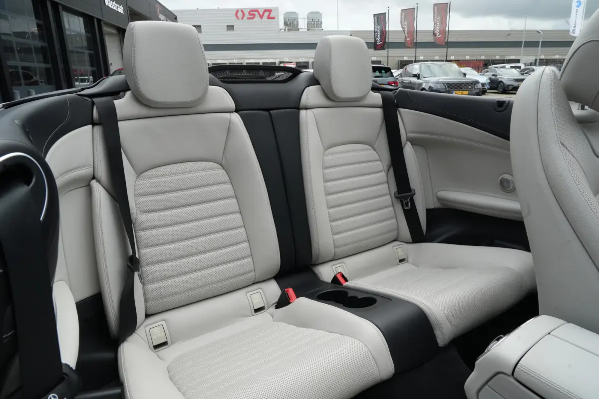 400 4MATIC AMG Prestige | 334PK | Burmester | Airscarf | 360° | Een bijzonder fraaie Mercedes-Benz C 400 4MATIC Cabriolet met de krachtige 3.0 liter V6-benzinemotor, goed voor maar liefst 3