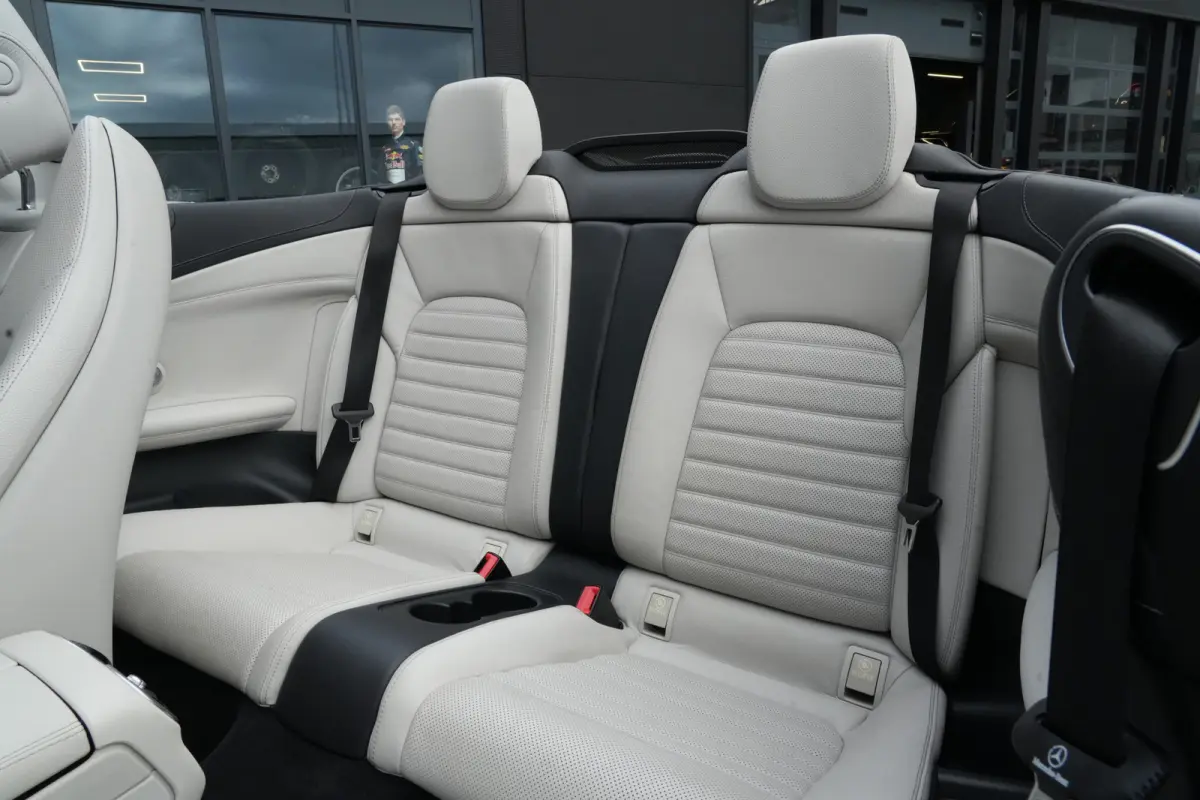 400 4MATIC AMG Prestige | 334PK | Burmester | Airscarf | 360° | Een bijzonder fraaie Mercedes-Benz C 400 4MATIC Cabriolet met de krachtige 3.0 liter V6-benzinemotor, goed voor maar liefst 3