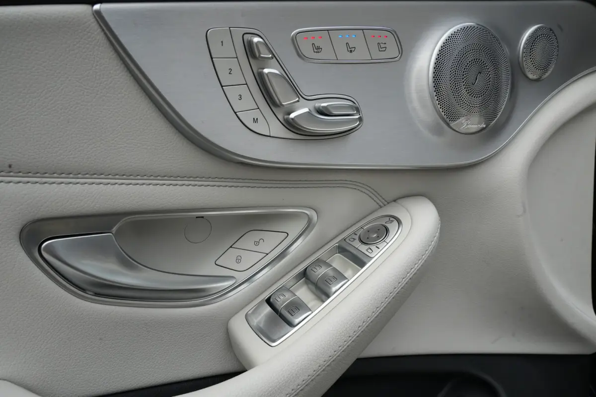 400 4MATIC AMG Prestige | 334PK | Burmester | Airscarf | 360° | Een bijzonder fraaie Mercedes-Benz C 400 4MATIC Cabriolet met de krachtige 3.0 liter V6-benzinemotor, goed voor maar liefst 3
