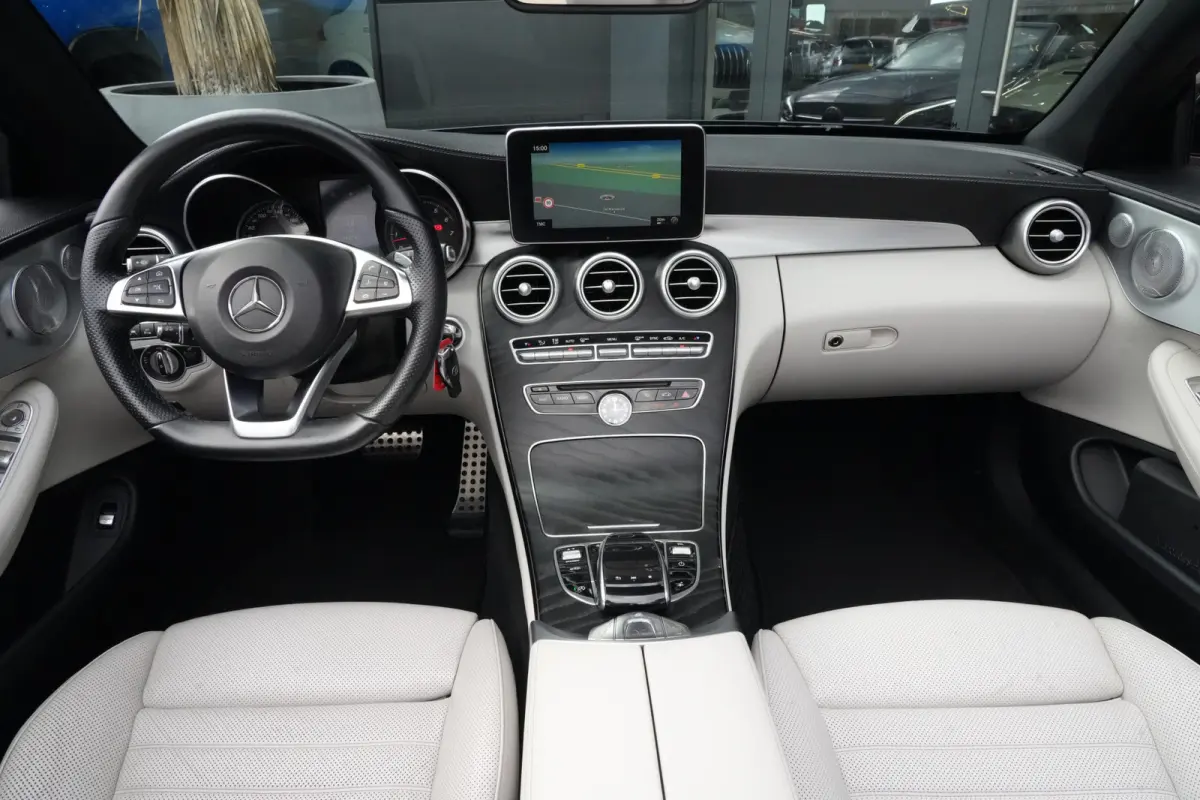 400 4MATIC AMG Prestige | 334PK | Burmester | Airscarf | 360° | Een bijzonder fraaie Mercedes-Benz C 400 4MATIC Cabriolet met de krachtige 3.0 liter V6-benzinemotor, goed voor maar liefst 3