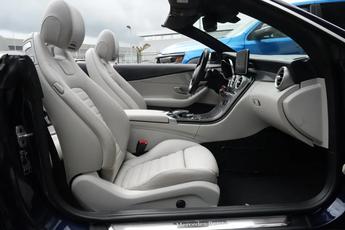 400 4MATIC AMG Prestige | 334PK | Burmester | Airscarf | 360° | Een bijzonder fraaie Mercedes-Benz C 400 4MATIC Cabriolet met de krachtige 3.0 liter V6-benzinemotor, goed voor maar liefst 3