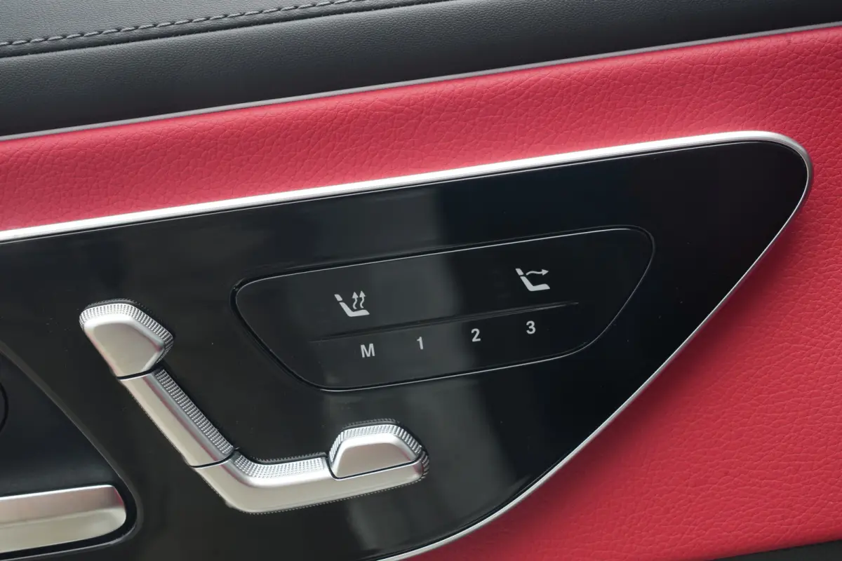 200 AMG Line | 204PK | Burmester | Airscarf | Memory | ACC | Mercedes-Benz CLE Cabriolet 200 AMG Line 204 PK met 2.0 viercilinder benzinemotor, lederen bekleding, Burmester audiosysteem, nav