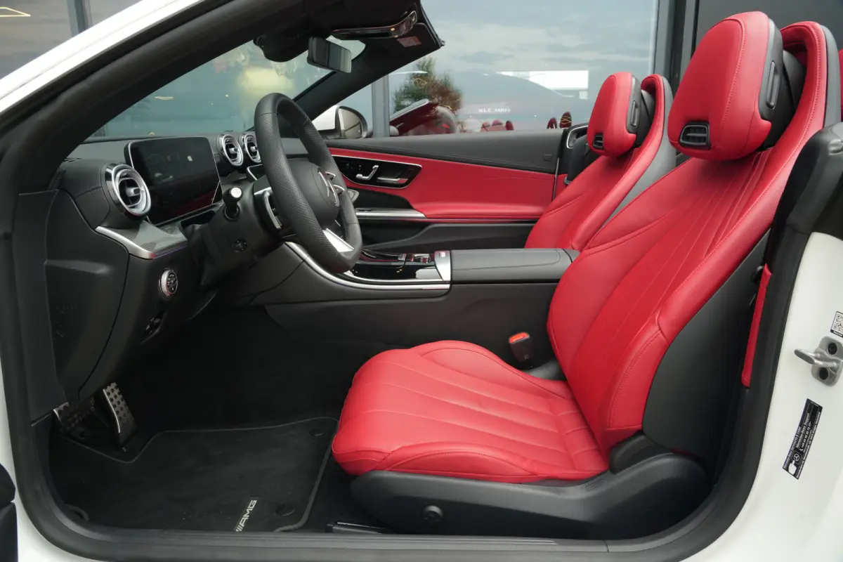 200 AMG Line | 204PK | Burmester | Airscarf | Memory | ACC | Mercedes-Benz CLE Cabriolet 200 AMG Line 204 PK met 2.0 viercilinder benzinemotor, lederen bekleding, Burmester audiosysteem, nav