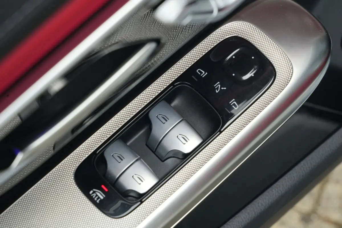 200 AMG Line | 204PK | Burmester | Airscarf | Memory | ACC | Mercedes-Benz CLE Cabriolet 200 AMG Line 204 PK met 2.0 viercilinder benzinemotor, lederen bekleding, Burmester audiosysteem, nav