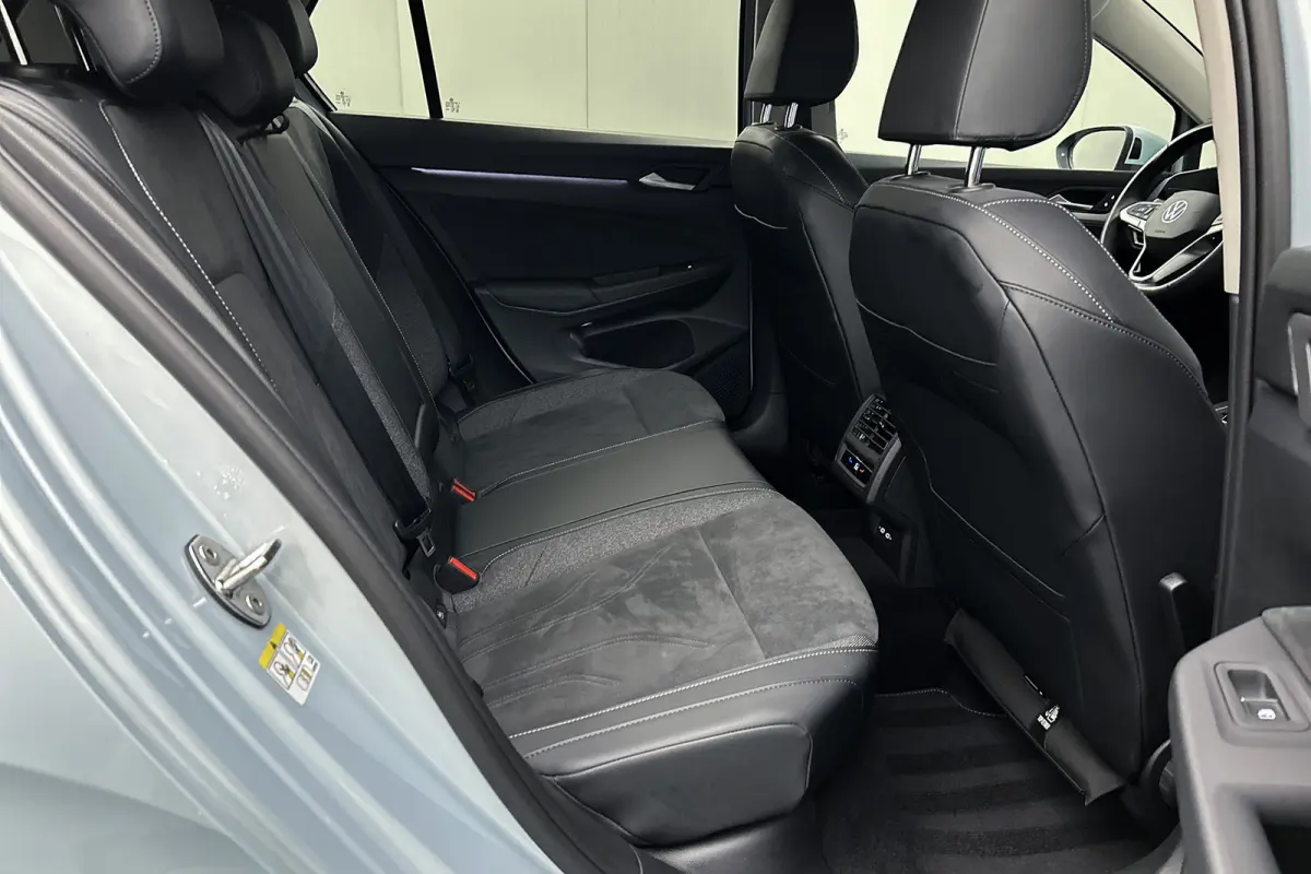 Life plus 1.5 TSI eHybrid | Stoelverwarming | Adaptieve cruise control | Camera