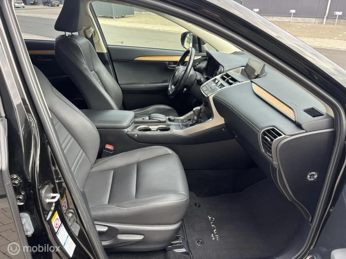 300h AWD 25th Edition