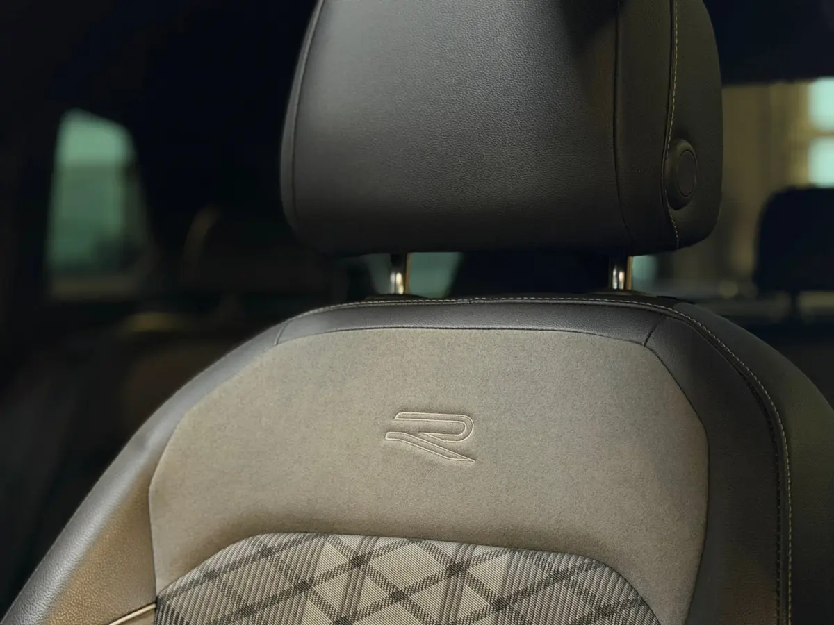 1.5 TSI 3X R-LINE |PANO|HuD|IQ LIGHTS|ACC|LANE ASSIST|CARPLAY|TREKHAAK|SFEERVERLICHTING|20 INCH|2021|BOMVOL!