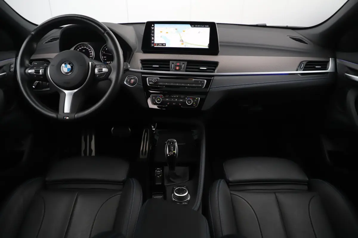 sDrive20i M Sport Business Edition Plus Automaat Panoramadak Leder Sportstoelen Head Up Display M Brooklyn Grau Sfeerverlichting LED Stuur & Stoelverwarming