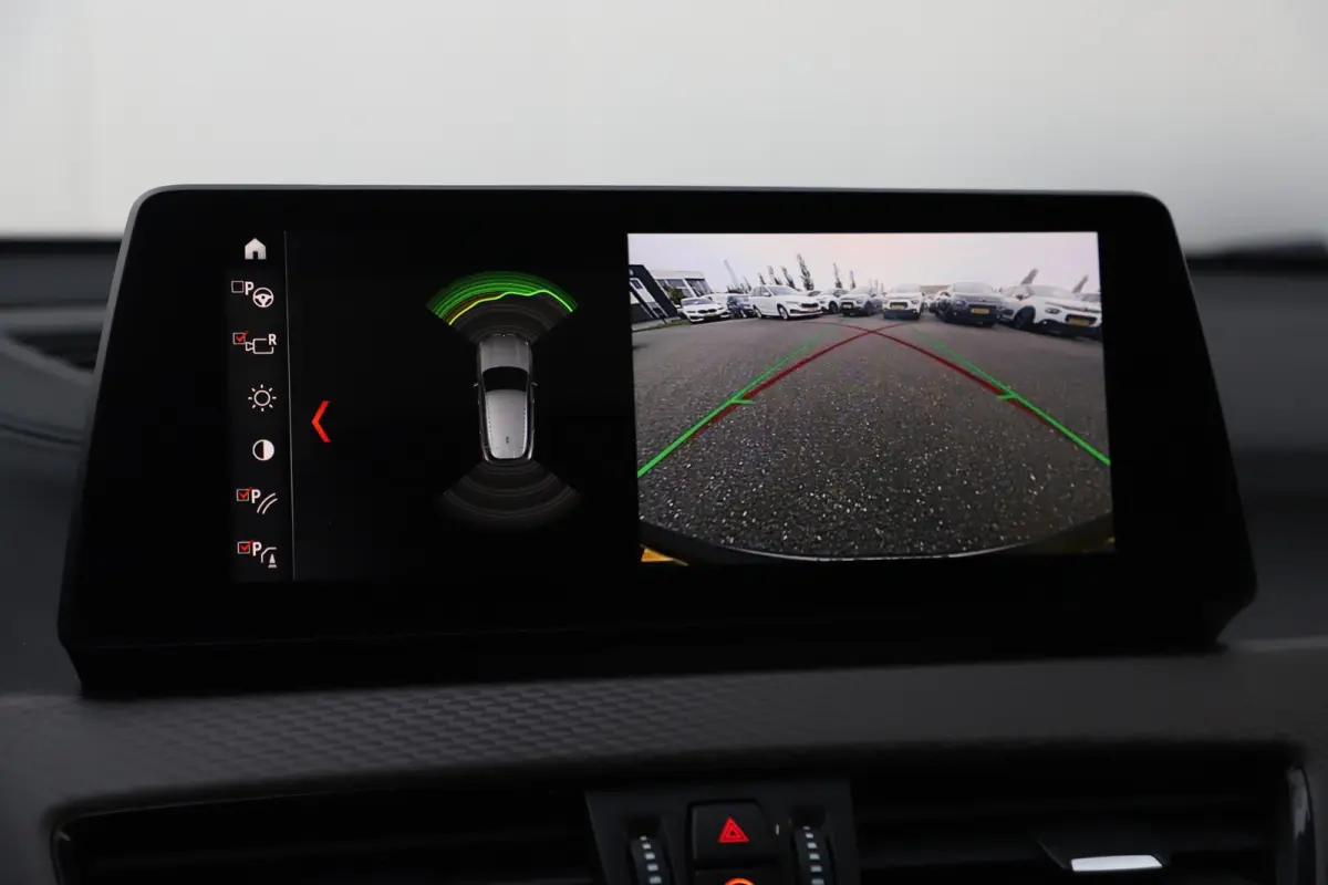 sDrive20i M Sport Business Edition Plus Automaat Panoramadak Leder Sportstoelen Head Up Display M Brooklyn Grau Sfeerverlichting LED Stuur & Stoelverwarming
