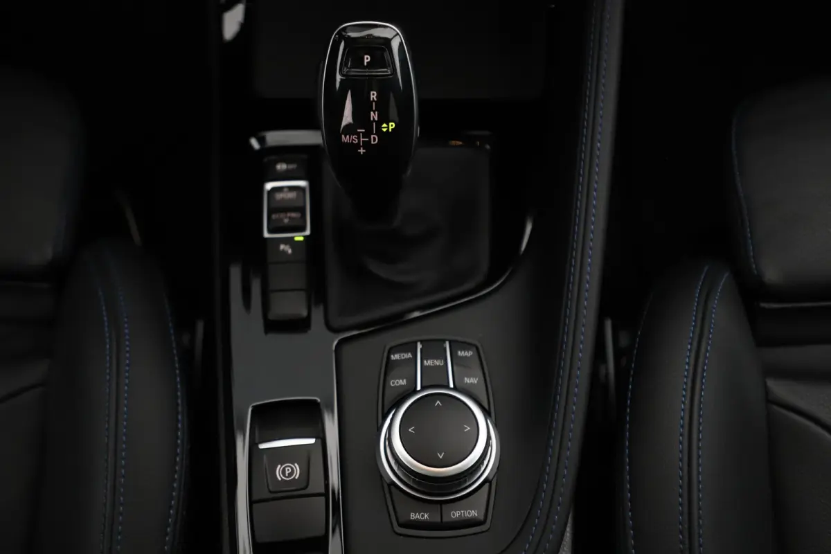 sDrive20i M Sport Business Edition Plus Automaat Panoramadak Leder Sportstoelen Head Up Display M Brooklyn Grau Sfeerverlichting LED Stuur & Stoelverwarming
