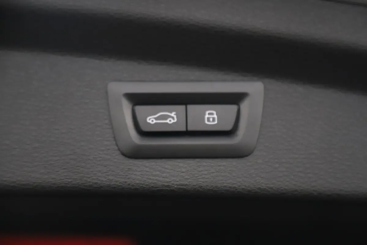 sDrive20i M Sport Business Edition Plus Automaat Panoramadak Leder Sportstoelen Head Up Display M Brooklyn Grau Sfeerverlichting LED Stuur & Stoelverwarming