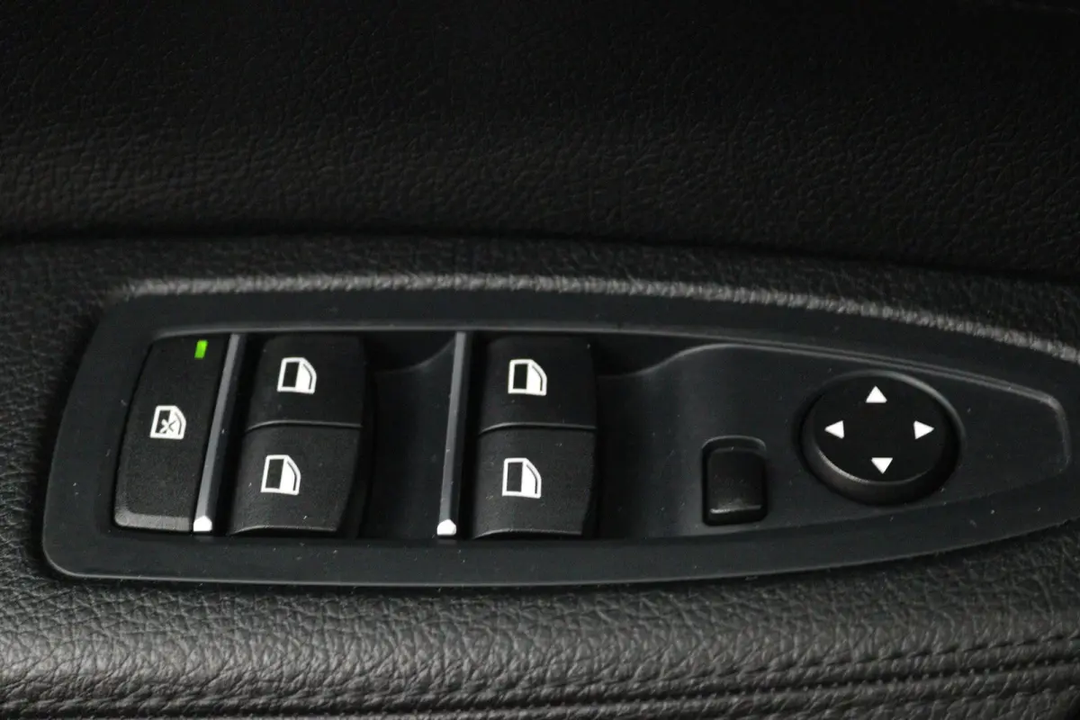 118i Corporate Lease High Executive (ELEKT. STOELEN, STOELVERWARMING, LED, GROOT-NAVIGATIE, DEALER ONDERHOUDEN)