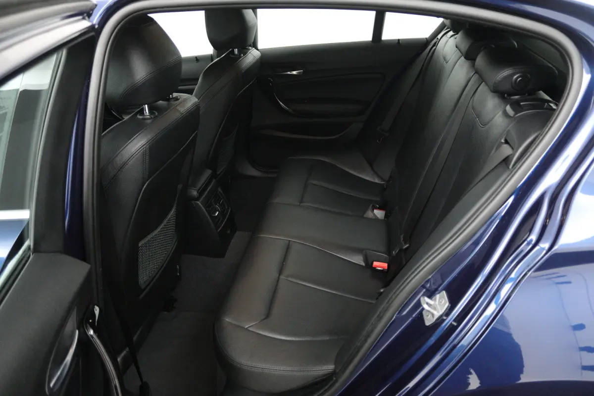 118i Corporate Lease High Executive (ELEKT. STOELEN, STOELVERWARMING, LED, GROOT-NAVIGATIE, DEALER ONDERHOUDEN)