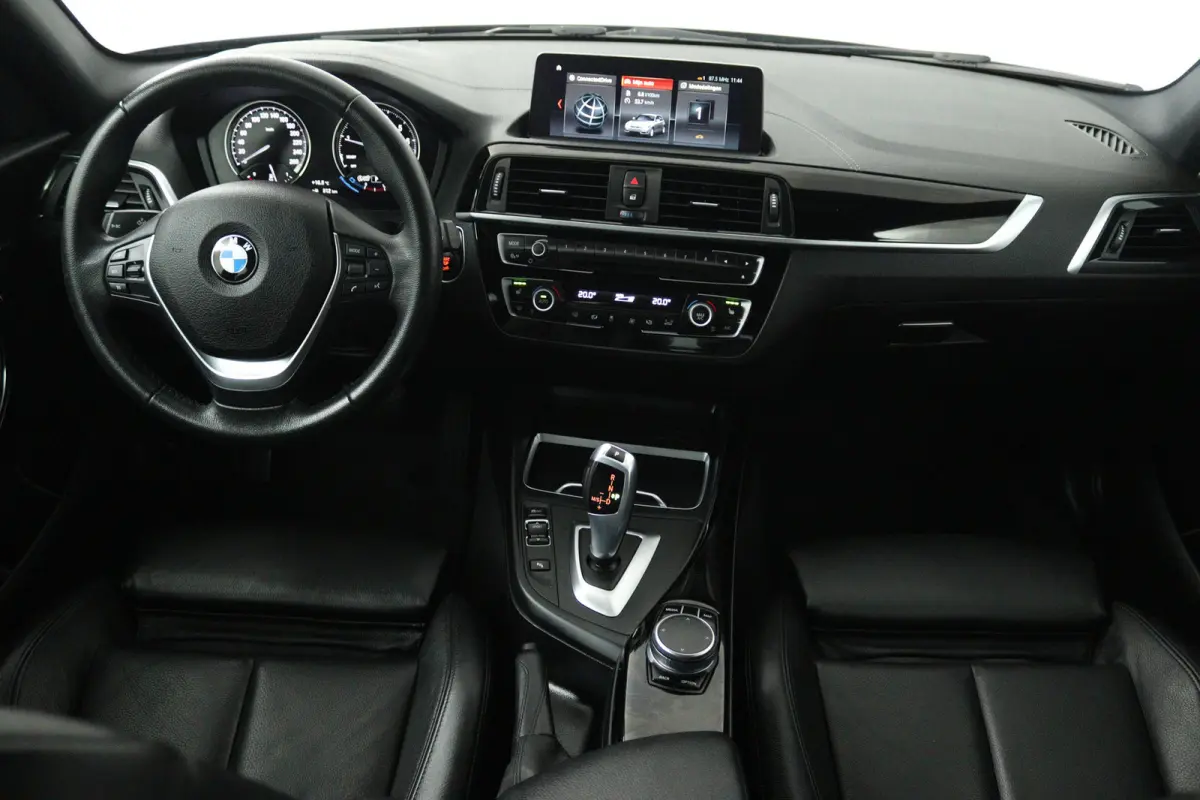 118i Corporate Lease High Executive (ELEKT. STOELEN, STOELVERWARMING, LED, GROOT-NAVIGATIE, DEALER ONDERHOUDEN)