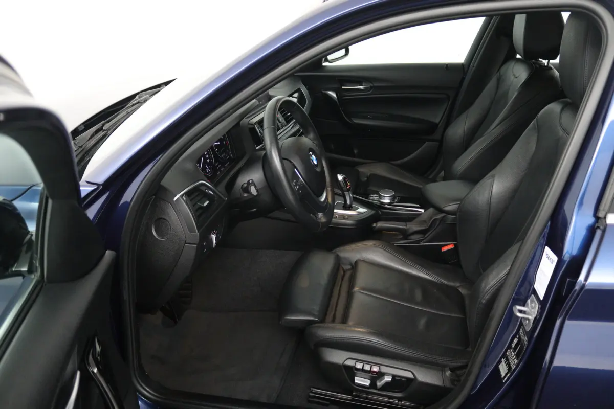 118i Corporate Lease High Executive (ELEKT. STOELEN, STOELVERWARMING, LED, GROOT-NAVIGATIE, DEALER ONDERHOUDEN)