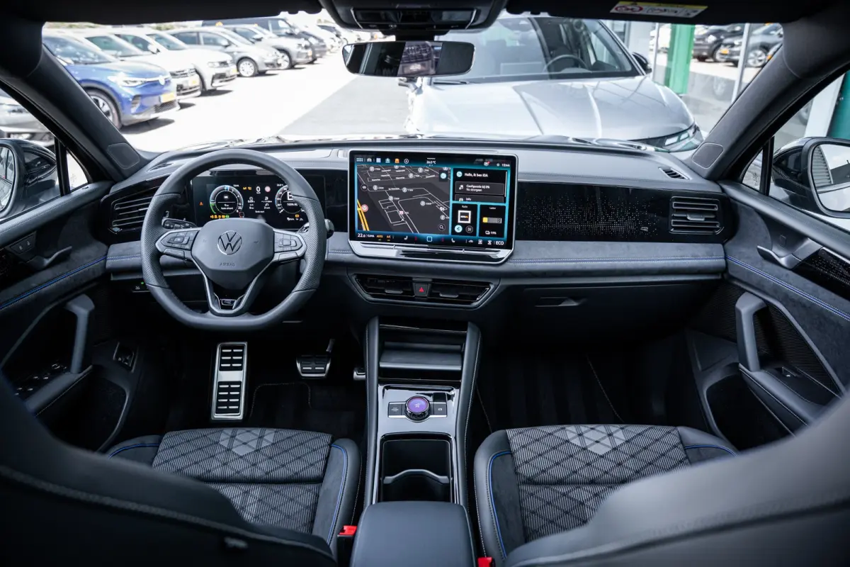 R-Line Edition - eHybrid | 'App-Connect' draadloze smartphone integratie | Automatische afstandsregeling (Adaptive Cruise Control) | Diefstalalarm