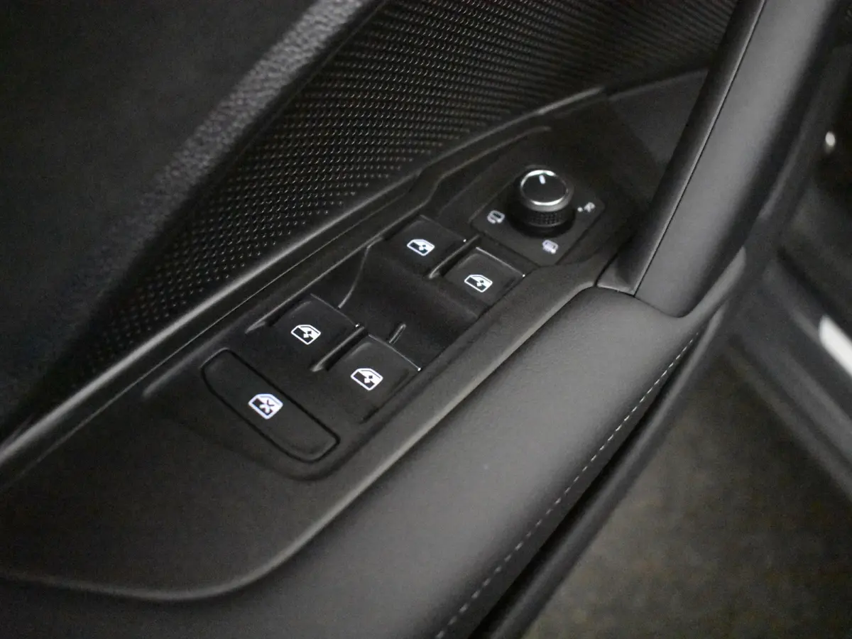R-Line Edition - eHybrid | 'App-Connect' draadloze smartphone integratie | Automatische afstandsregeling (Adaptive Cruise Control) | Diefstalalarm