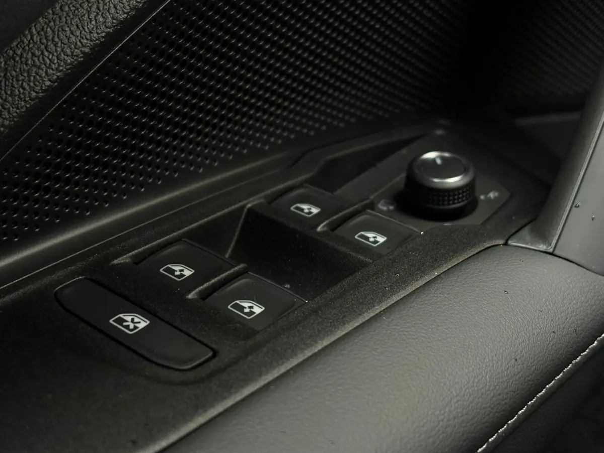 R-Line Edition - eHybrid | 'App-Connect' draadloze smartphone integratie | Automatische afstandsregeling (Adaptive Cruise Control) | Diefstalalarm