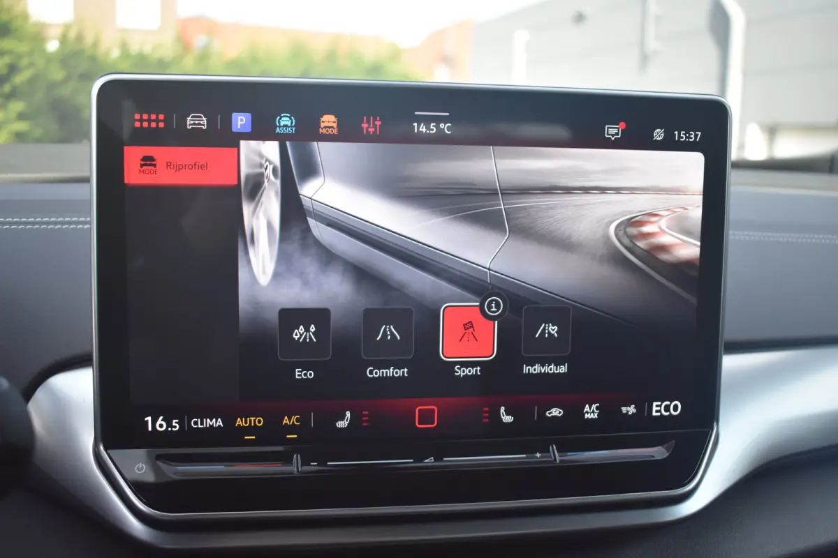 Pro Limited Edition | 'App-Connect' draadloze smartphone integratie | Achterbank in ongelijke delen neerklapbaar incl. middenarmsteun en doorlaadmogelijkheid | Afstandscontrolesysteem (Front