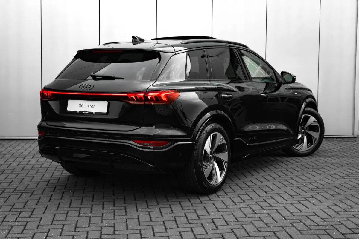 S edition | Adaptive air suspension | Adaptive cruise control | Audi smartphone interface