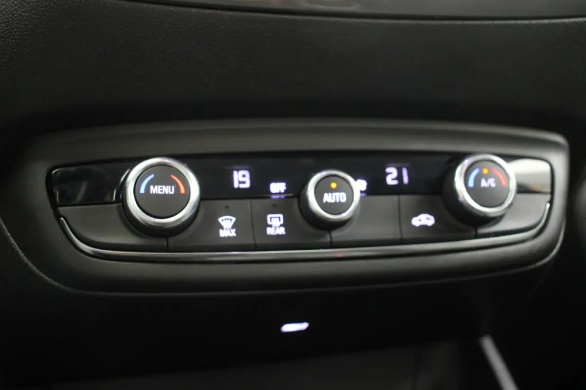 1.2 Turbo Elegance - Carplay, Camera, Cruise, Clima