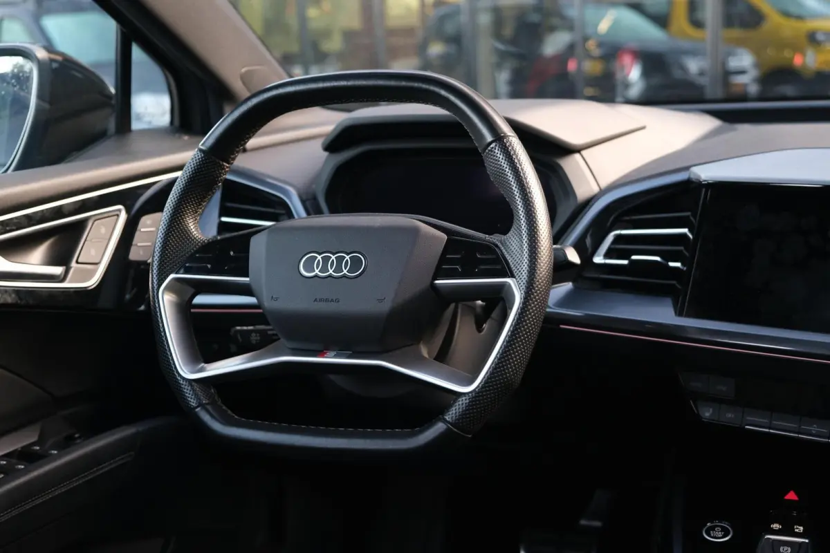 50 quattro Launch edition S Competition 77 kWh|Rijklaar!|SoH91%|ACC|PANO|HUD|SONOS|Trekhaak|Warmtepomp|S-Line|Competitionstoelen|Carplay|