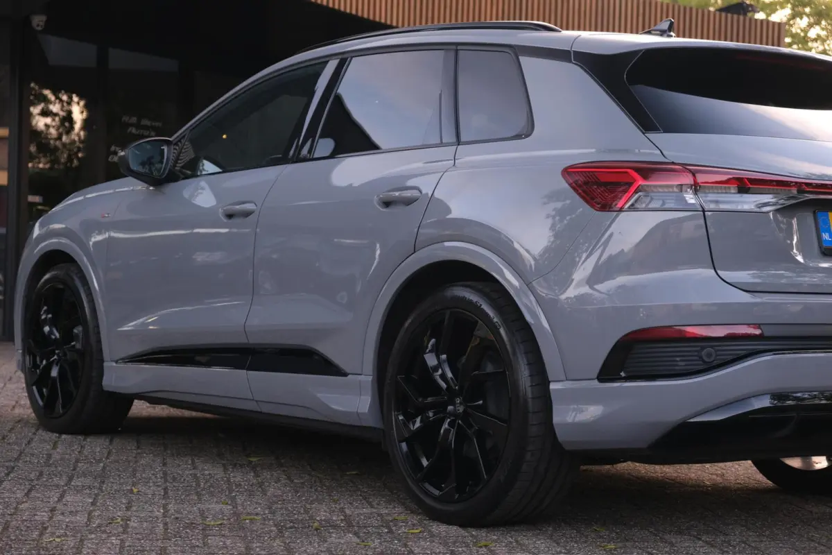 50 quattro Launch edition S Competition 77 kWh|Rijklaar!|SoH91%|ACC|PANO|HUD|SONOS|Trekhaak|Warmtepomp|S-Line|Competitionstoelen|Carplay|