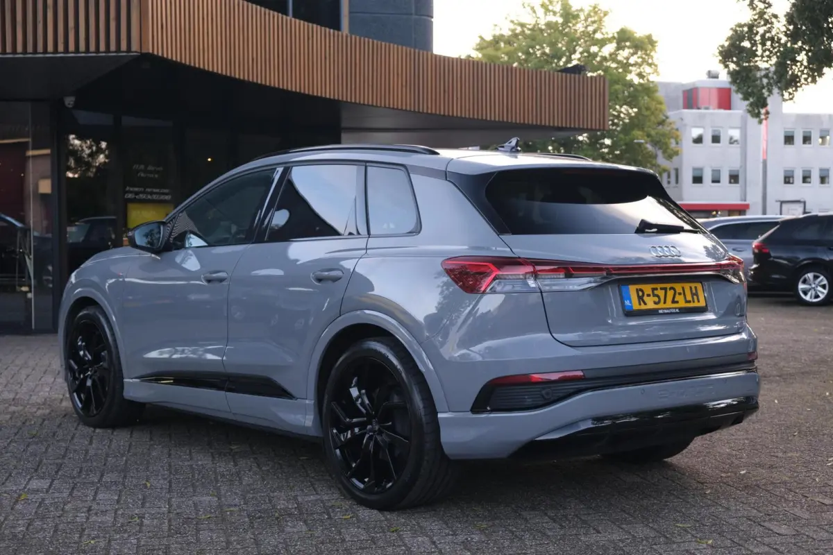 50 quattro Launch edition S Competition 77 kWh|Rijklaar!|SoH91%|ACC|PANO|HUD|SONOS|Trekhaak|Warmtepomp|S-Line|Competitionstoelen|Carplay|