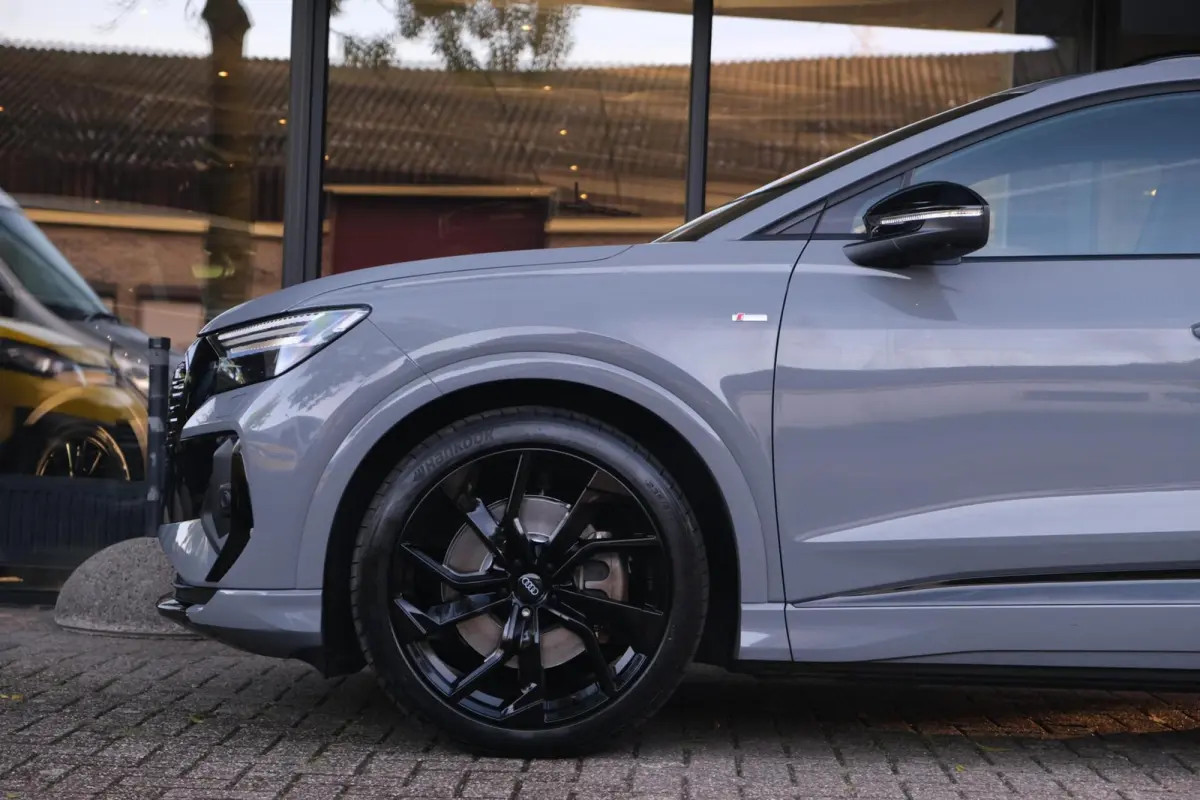 50 quattro Launch edition S Competition 77 kWh|Rijklaar!|SoH91%|ACC|PANO|HUD|SONOS|Trekhaak|Warmtepomp|S-Line|Competitionstoelen|Carplay|
