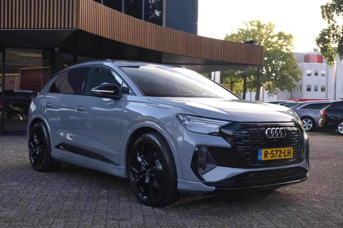 50 quattro Launch edition S Competition 77 kWh|Rijklaar!|SoH91%|ACC|PANO|HUD|SONOS|Trekhaak|Warmtepomp|S-Line|Competitionstoelen|Carplay|