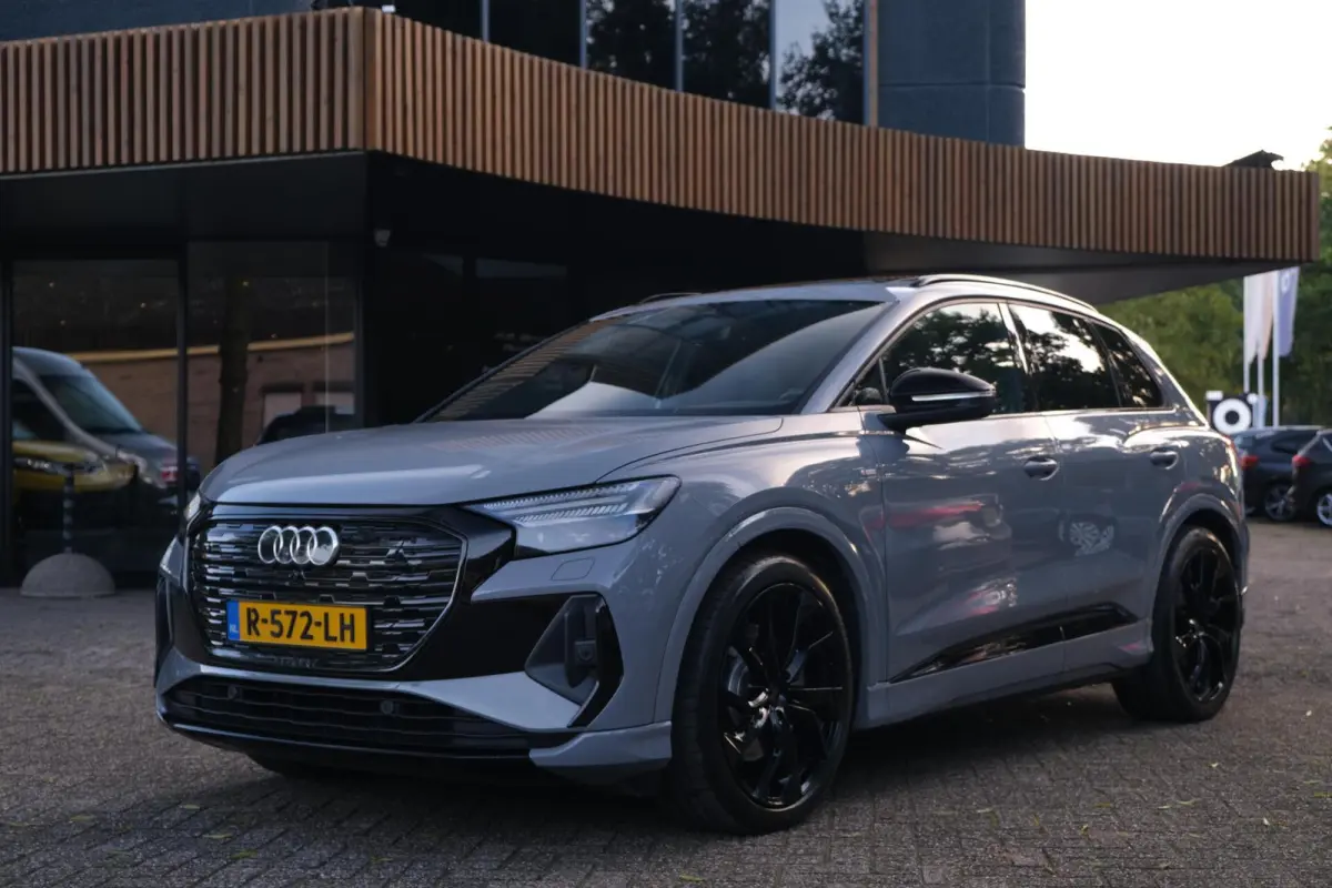 50 quattro Launch edition S Competition 77 kWh|Rijklaar!|SoH91%|ACC|PANO|HUD|SONOS|Trekhaak|Warmtepomp|S-Line|Competitionstoelen|Carplay|