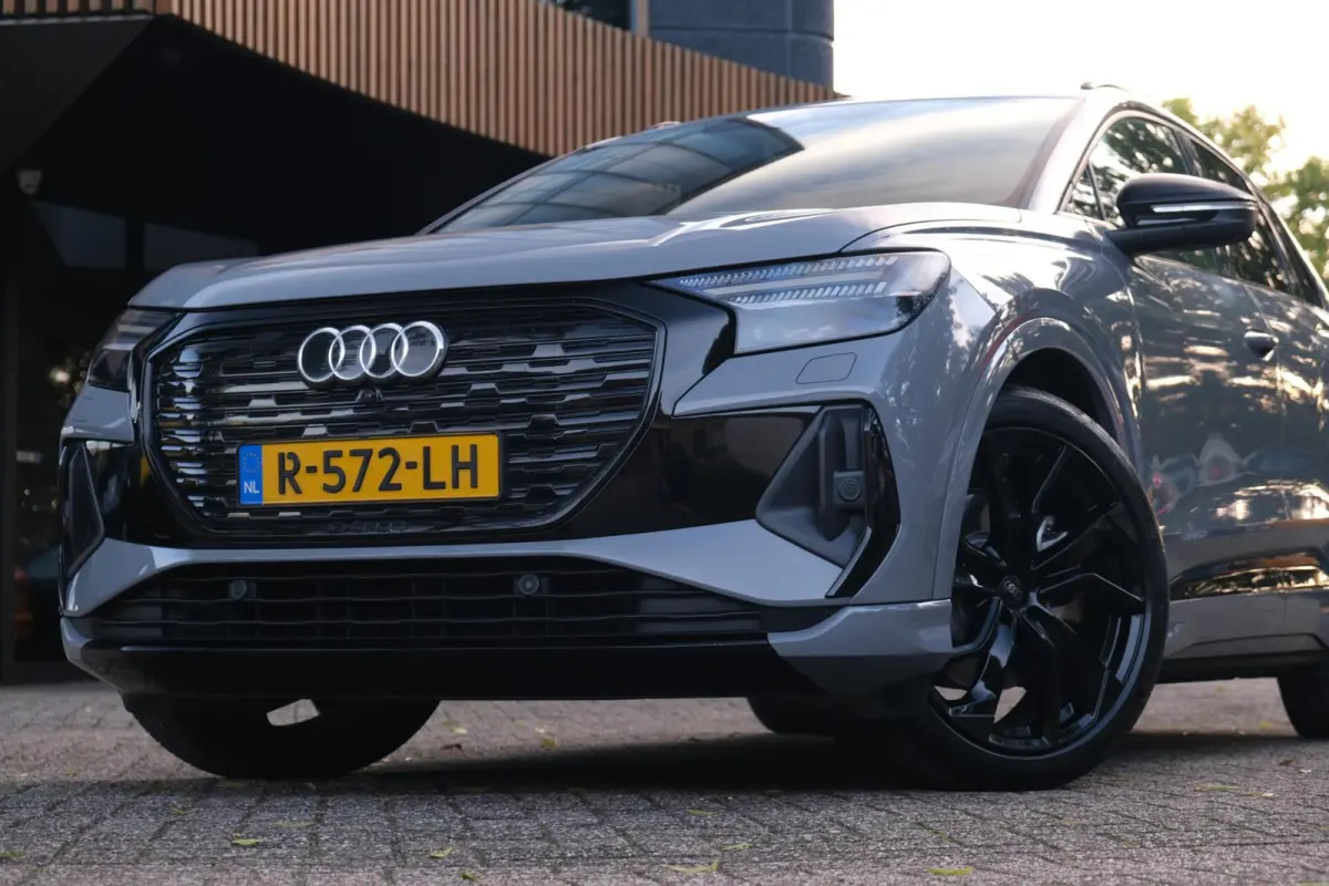 50 quattro Launch edition S Competition 77 kWh|Rijklaar!|SoH91%|ACC|PANO|HUD|SONOS|Trekhaak|Warmtepomp|S-Line|Competitionstoelen|Carplay|