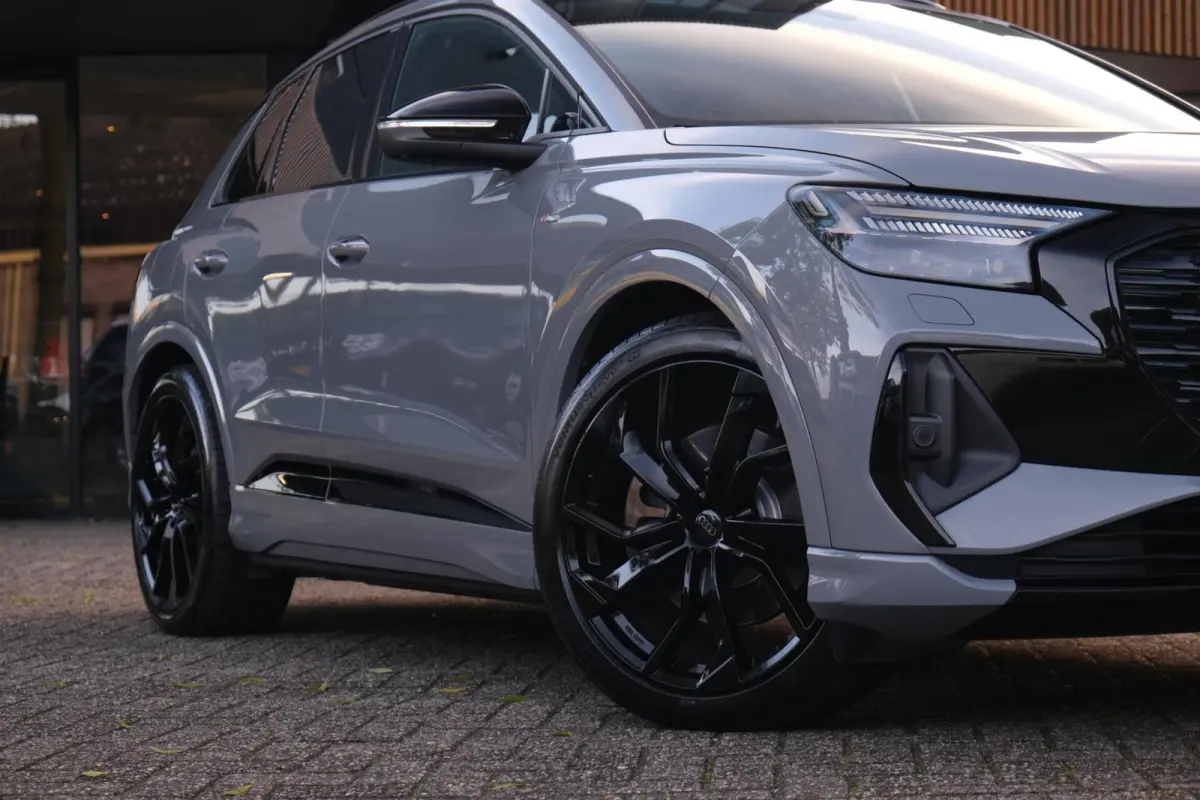 50 quattro Launch edition S Competition 77 kWh|Rijklaar!|SoH91%|ACC|PANO|HUD|SONOS|Trekhaak|Warmtepomp|S-Line|Competitionstoelen|Carplay|