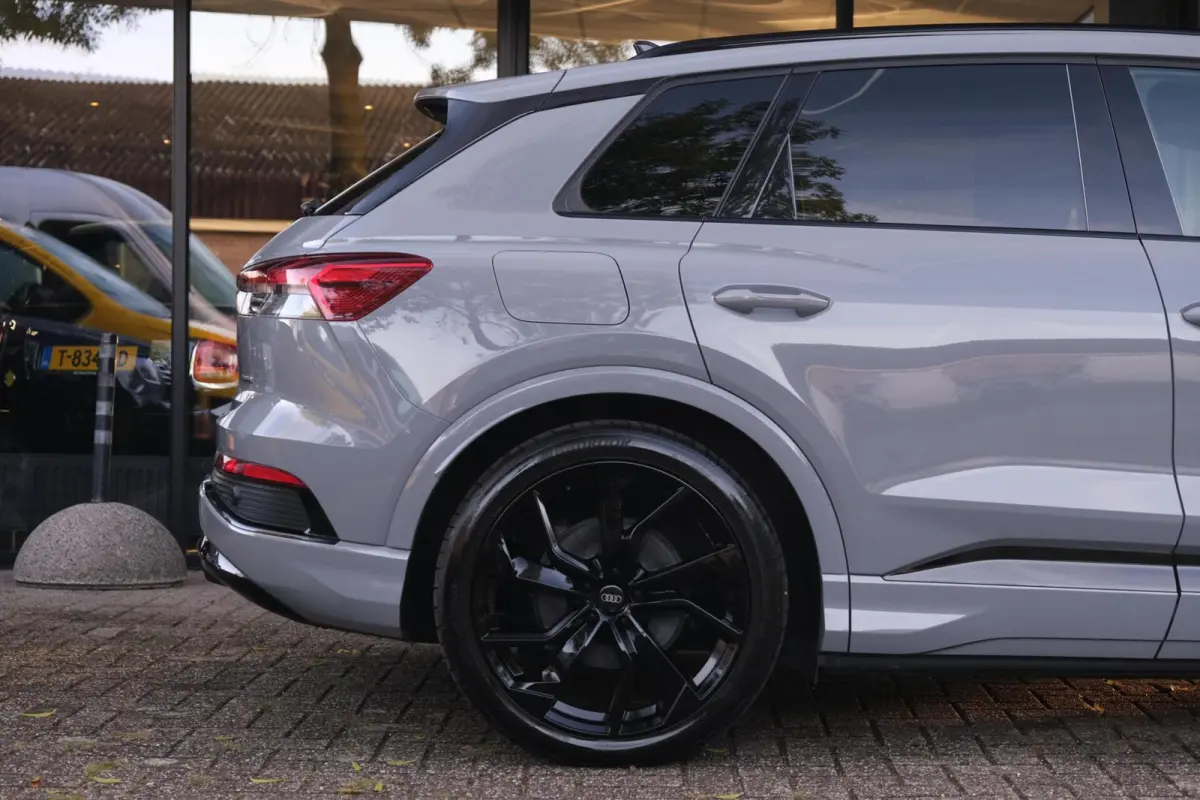 50 quattro Launch edition S Competition 77 kWh|Rijklaar!|SoH91%|ACC|PANO|HUD|SONOS|Trekhaak|Warmtepomp|S-Line|Competitionstoelen|Carplay|