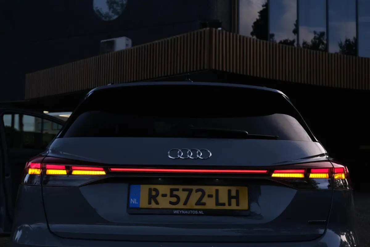 50 quattro Launch edition S Competition 77 kWh|Rijklaar!|SoH91%|ACC|PANO|HUD|SONOS|Trekhaak|Warmtepomp|S-Line|Competitionstoelen|Carplay|