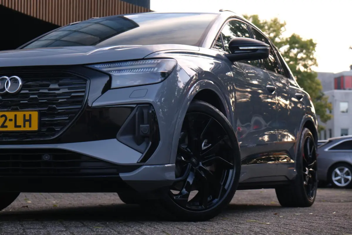 50 quattro Launch edition S Competition 77 kWh|Rijklaar!|SoH91%|ACC|PANO|HUD|SONOS|Trekhaak|Warmtepomp|S-Line|Competitionstoelen|Carplay|