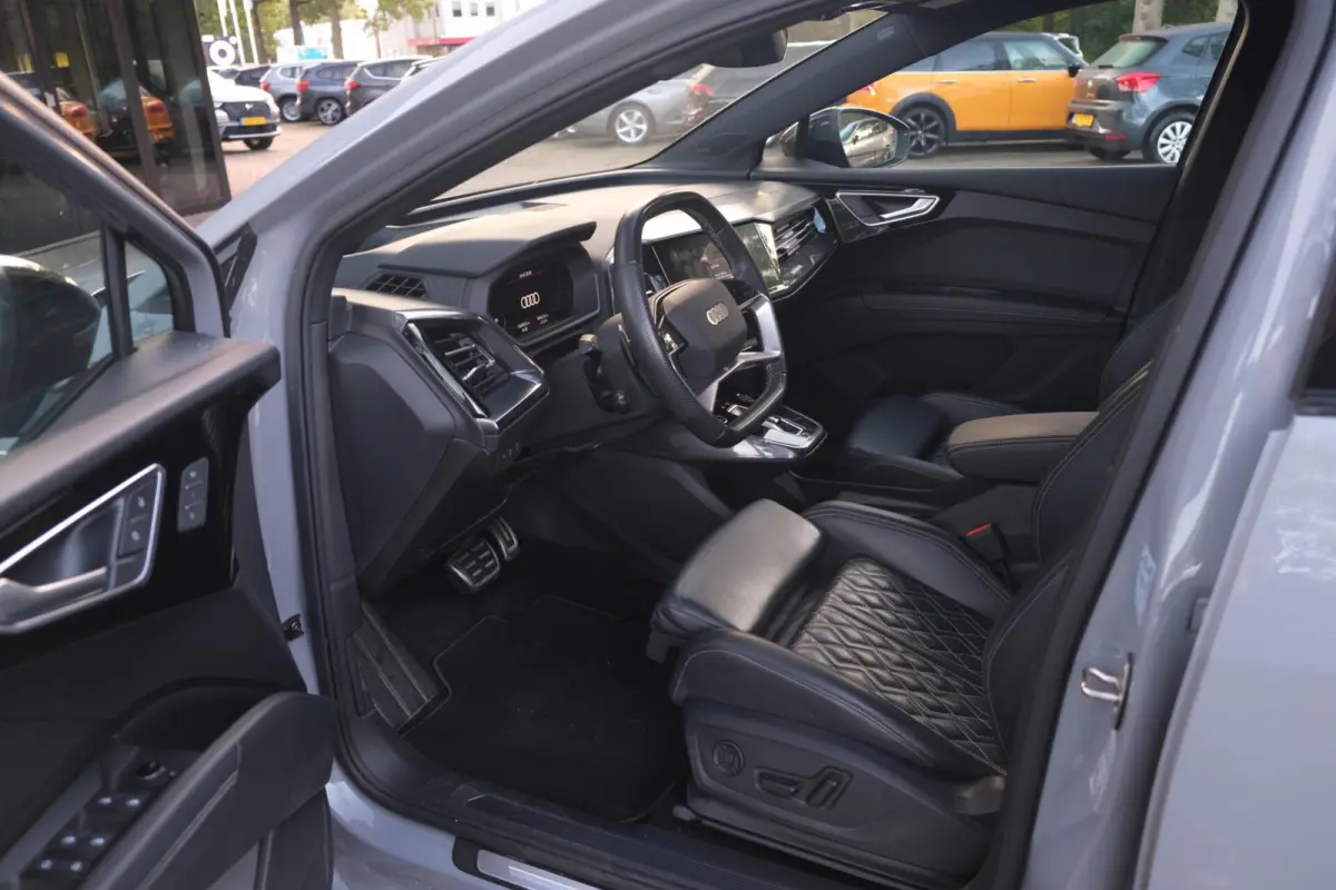 50 quattro Launch edition S Competition 77 kWh|Rijklaar!|SoH91%|ACC|PANO|HUD|SONOS|Trekhaak|Warmtepomp|S-Line|Competitionstoelen|Carplay|