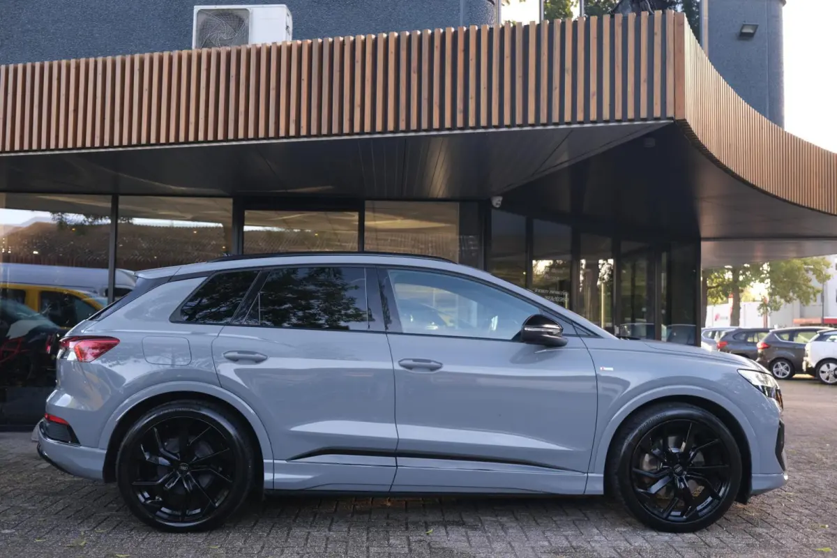 50 quattro Launch edition S Competition 77 kWh|Rijklaar!|SoH91%|ACC|PANO|HUD|SONOS|Trekhaak|Warmtepomp|S-Line|Competitionstoelen|Carplay|