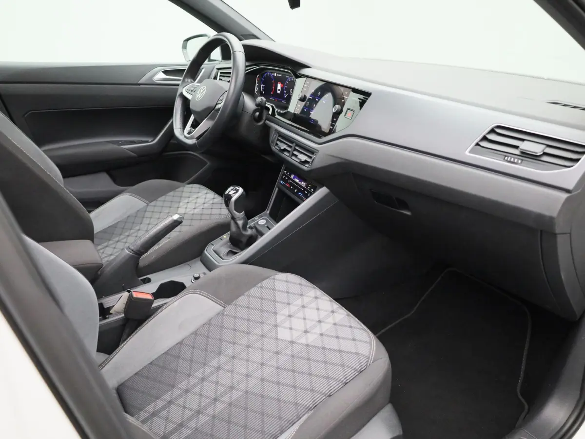 1.0 TSI R-Line | 95 PK | Apple Carplay / Android Auto | Adaptieve Cruise Control | Parkeercamera | Stoelverwarming | Navigatie | Panoramaschuif-kanteldak |