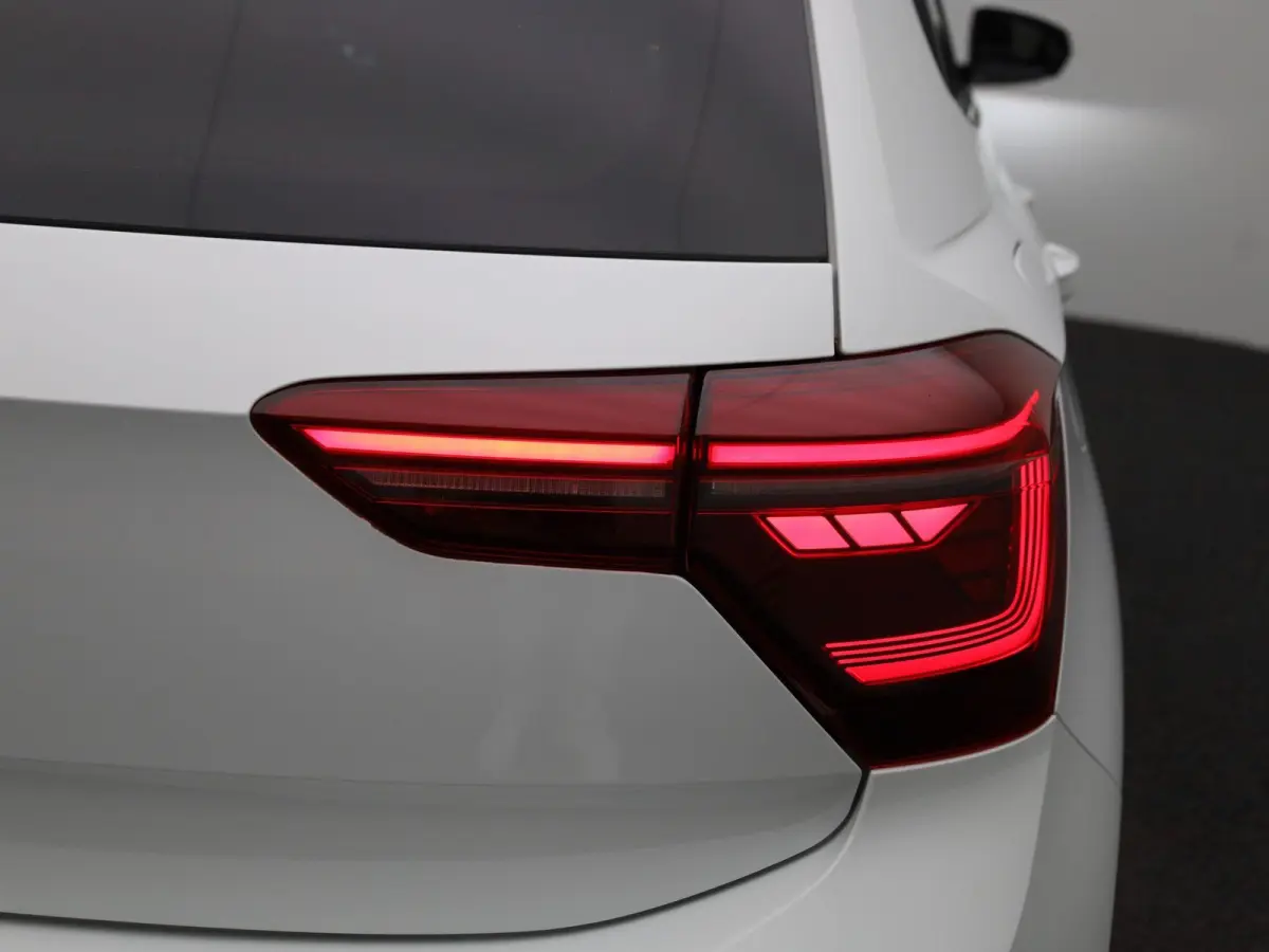 1.0 TSI R-Line | 95 PK | Apple Carplay / Android Auto | Adaptieve Cruise Control | Parkeercamera | Stoelverwarming | Navigatie | Panoramaschuif-kanteldak |