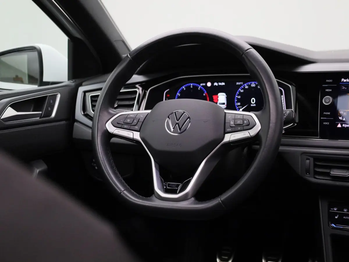 1.0 TSI R-Line | 95 PK | Apple Carplay / Android Auto | Adaptieve Cruise Control | Parkeercamera | Stoelverwarming | Navigatie | Panoramaschuif-kanteldak |