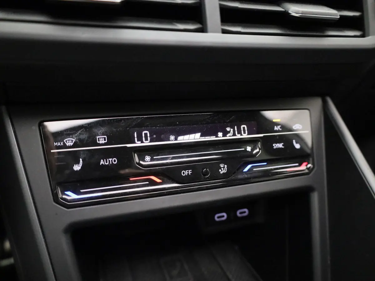 1.0 TSI R-Line | 95 PK | Apple Carplay / Android Auto | Adaptieve Cruise Control | Parkeercamera | Stoelverwarming | Navigatie | Panoramaschuif-kanteldak |