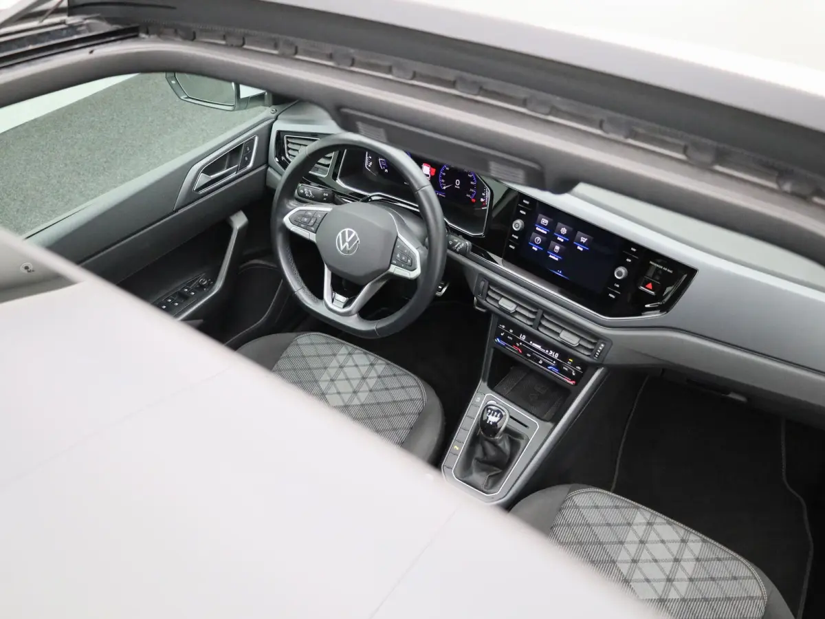 1.0 TSI R-Line | 95 PK | Apple Carplay / Android Auto | Adaptieve Cruise Control | Parkeercamera | Stoelverwarming | Navigatie | Panoramaschuif-kanteldak |